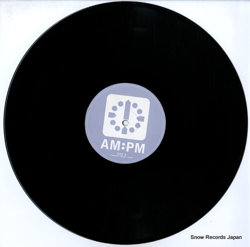 DJ MANTA holding on 12AMPM125/562384-1